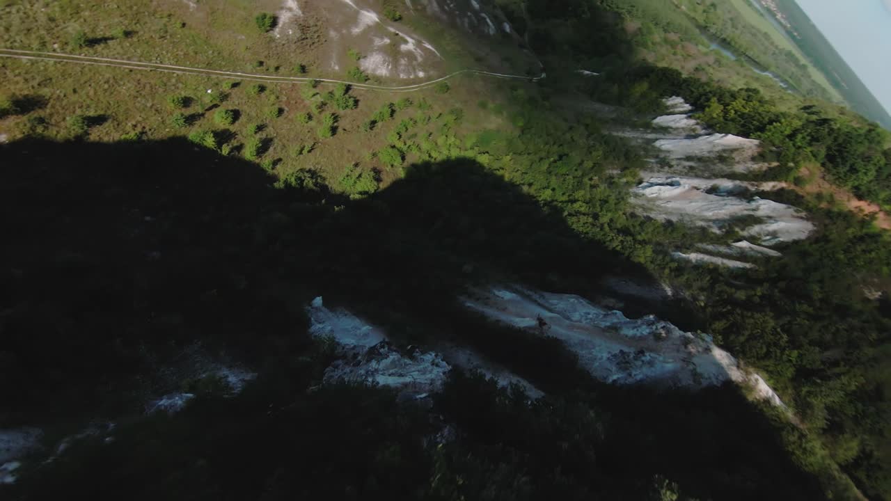 vista aérea de las pintorescas colinas y acantilados