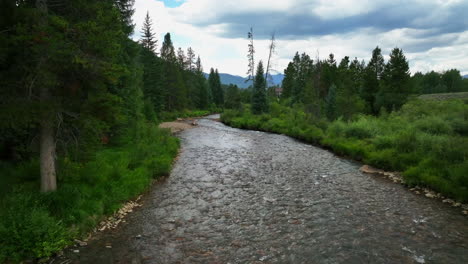 Río-Keystone-Azul-Pesca-Golf-Pacífico-Estación-De-Esquí-Aéreo-Cinematográfico-Zumbido-Verano-Breckenridge-Colorado-Vail-Resort-Pase-épico-Esquí-Snowboard-Puente-Camino-Lentamente-Movimiento-Hacia-Adelante