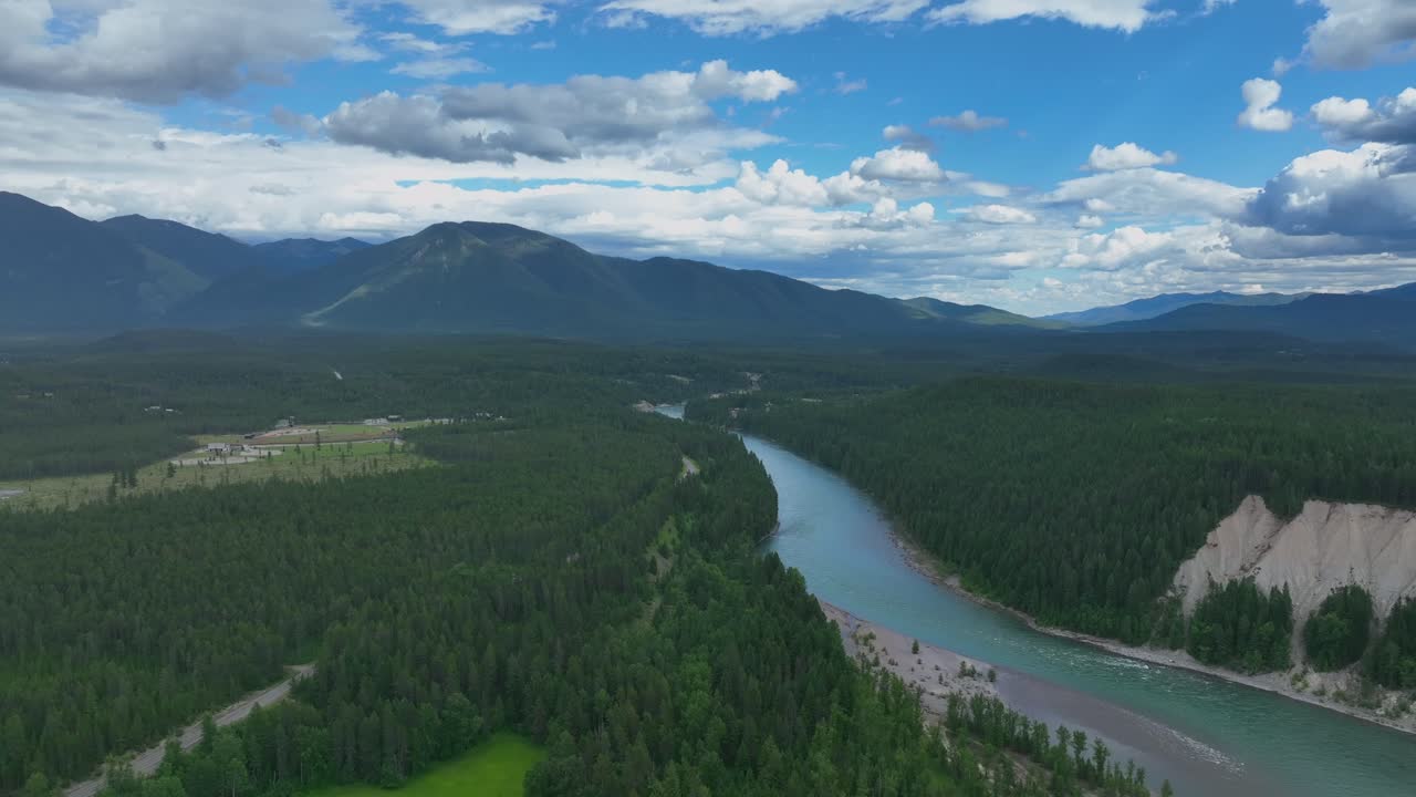 paisaje idílico sobre el río flathead en montana, estados unidos - toma aérea de drones