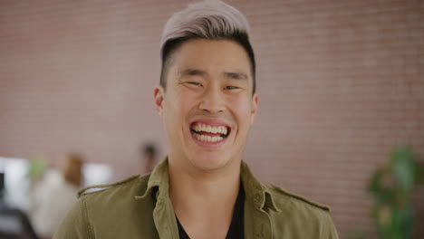 초상화 행복한 젊은 아시아 남자 학생 웃는 즐거운 기업가 성공적인 사업을 즐기고