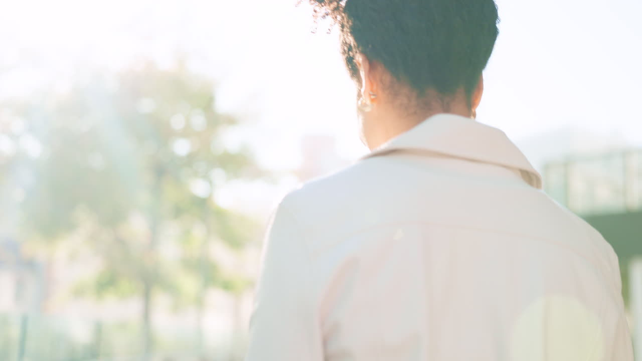 디지털 태블릿을 사용하는 비즈니스 여인