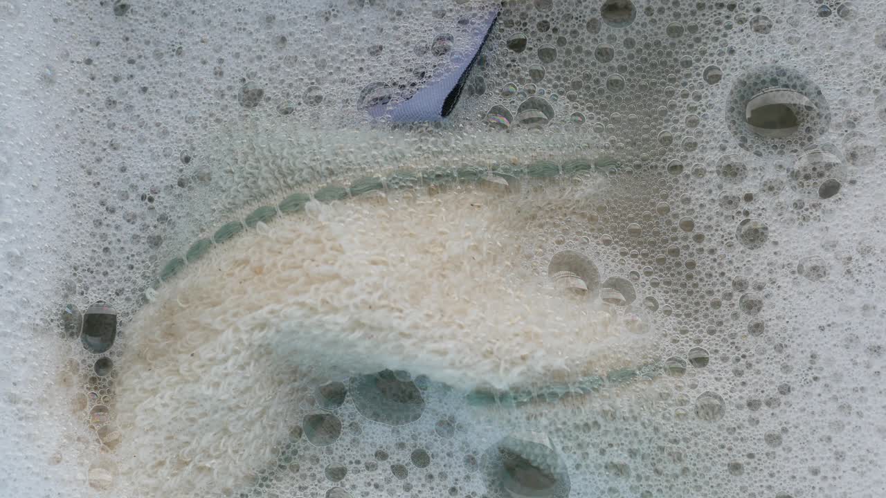 мыть светло-бежевое полотенце в мыльной воде