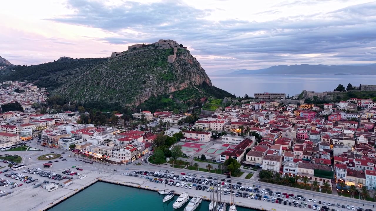 Vista Aérea Revelando a Fortaleza de Palamidi e a Cidade Velha de Nafplio, Peloponeso, Grécia