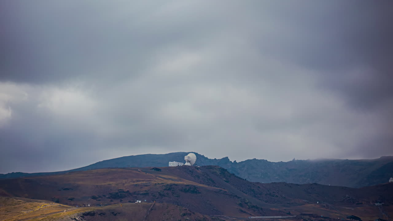 스페인의 시골 시골에서 산악 지역에서 이동하는 구름의 시간 지연