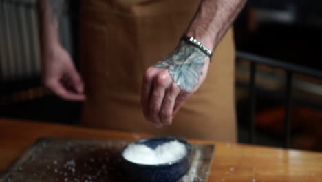 cocinero latino masculino sazonar sello de mar carnicero barbacoa cámara lenta