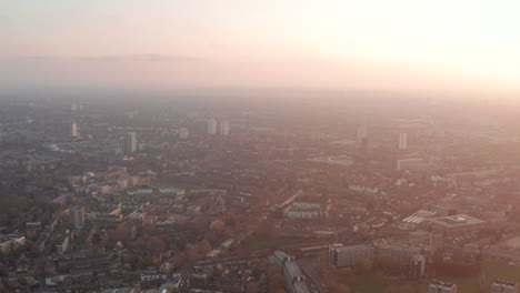 Toma-Aérea-Dando-Vueltas-Alrededor-De-Los-Barrios-De-South-London-Brixton-Camberwell-Clapham-Al-Atardecer