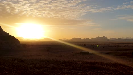 La-Luz-Del-Sol-Dorada-Al-Atardecer-Sobre-El-Desierto-Del-Desierto-árabe-Y-El-Paisaje-Montañoso-Escarpado-En-Jordania,-Oriente-Medio