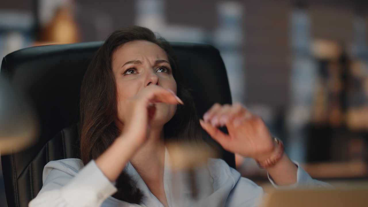 Primo piano: donna tesa che guarda il laptop in un ufficio serale. Imprenditrice che legge un'email.