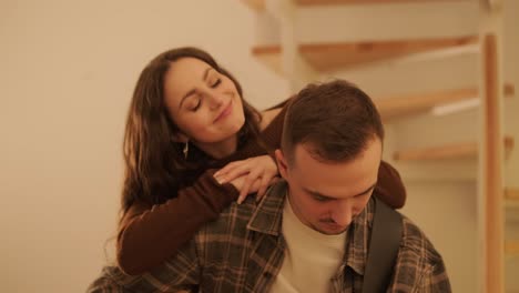 una pareja enamorada está pasando tiempo en casa.