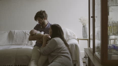 familia feliz con un bebé recién nacido