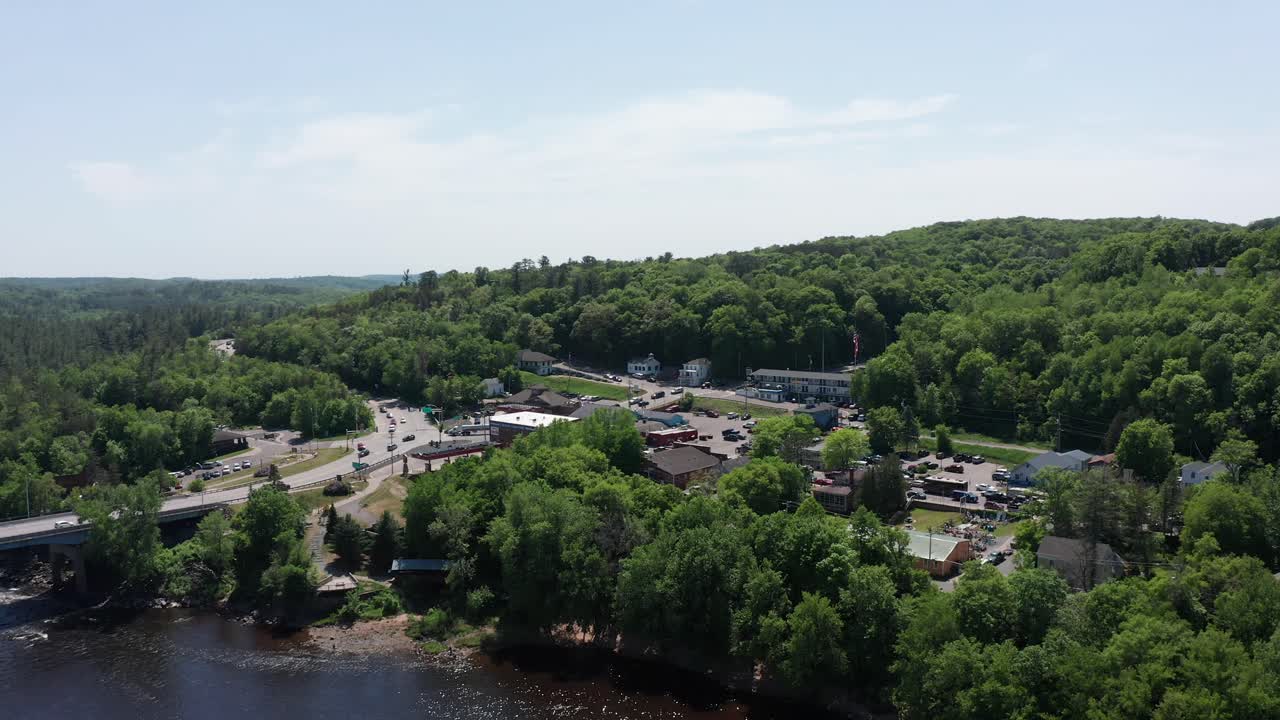 foto aérea de taylor's falls, minnesota a lo largo del río saint croix.