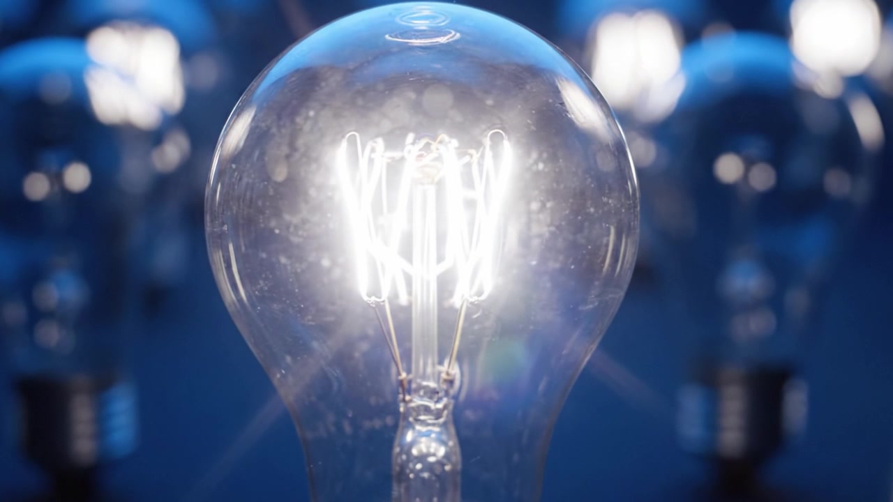Een verbluffende weergave van verlichte gloeilampen die artistieke verlichting en design tonen, wat de essentie van moderne verlichting in een verduisterde sfeer vastlegt