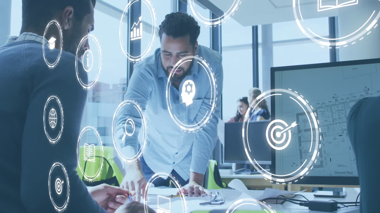 animación de icono en círculos sobre diversos arquitectos discutiendo sobre el plano de piso en el plano