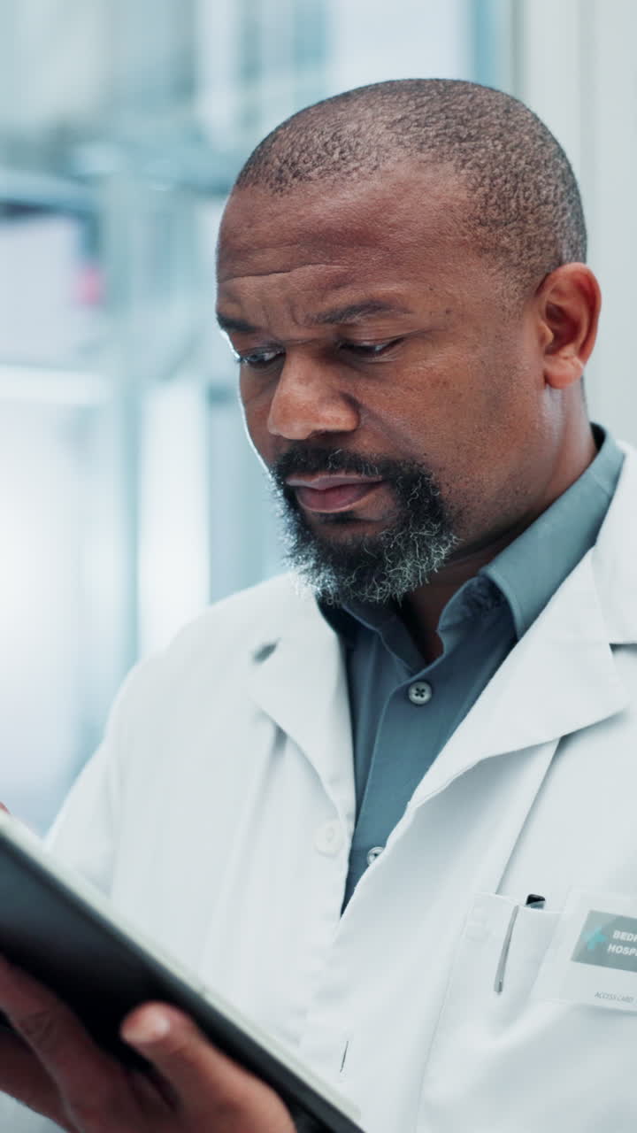 Medico in camice da laboratorio che usa un tablet