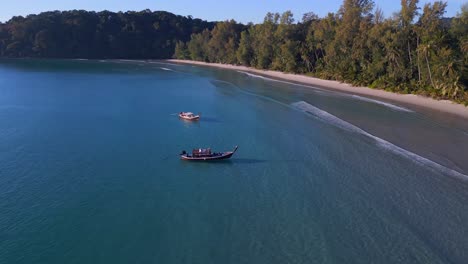 Atemberaubender-Longtailboot-Flug-Von-Oben-Aus-Der-Luft,-Ko-Kut-Boot-Am-Bay-Lagoon-Beach,-Thailand,-Sommer-2022