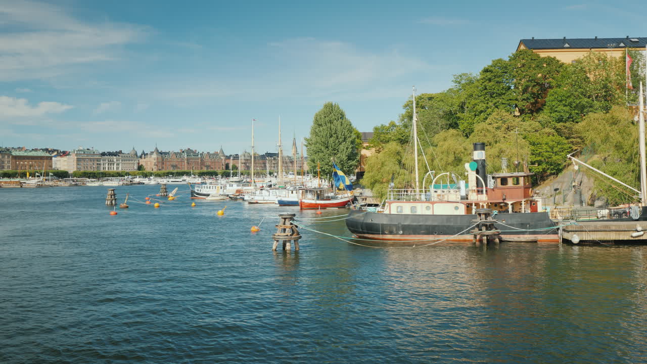 스톡홀름의 제방 아름다운 요트와 오래된 집 스웨덴의 수도에서 맑고 화창한 날