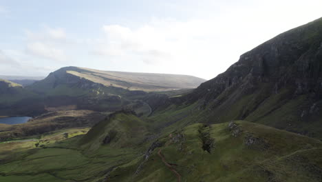 Luftaufnahme-Der-Quiraing-Landschaft-Mit-Wolken-Bei-Trotternish,-Isle-Of-Skye,-Schottland