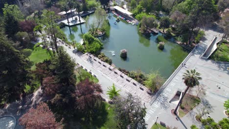 vista aérea de la laguna en el parque quinta normal, actividades de navegación, día soleado en santiago, chile