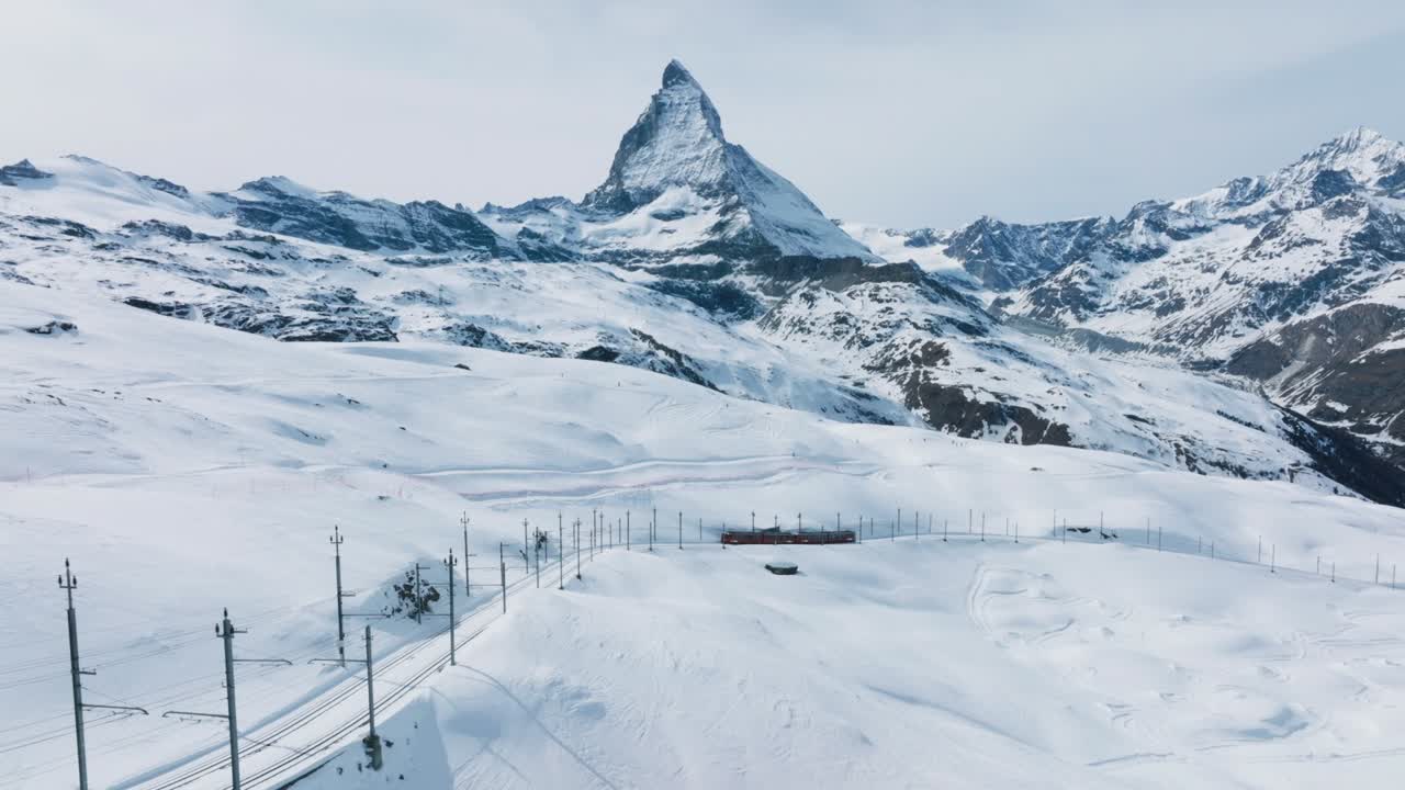 belleza suiza, un ferrocarril de estantería que va a la estación de tren de gornergrat bajo el impresionante matterhorn, zermatt