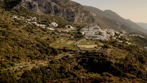 Epischer-Flug,-Griechisches-Dorf-Aegiali-Aus-Der-Luft,-Filmisches-Video