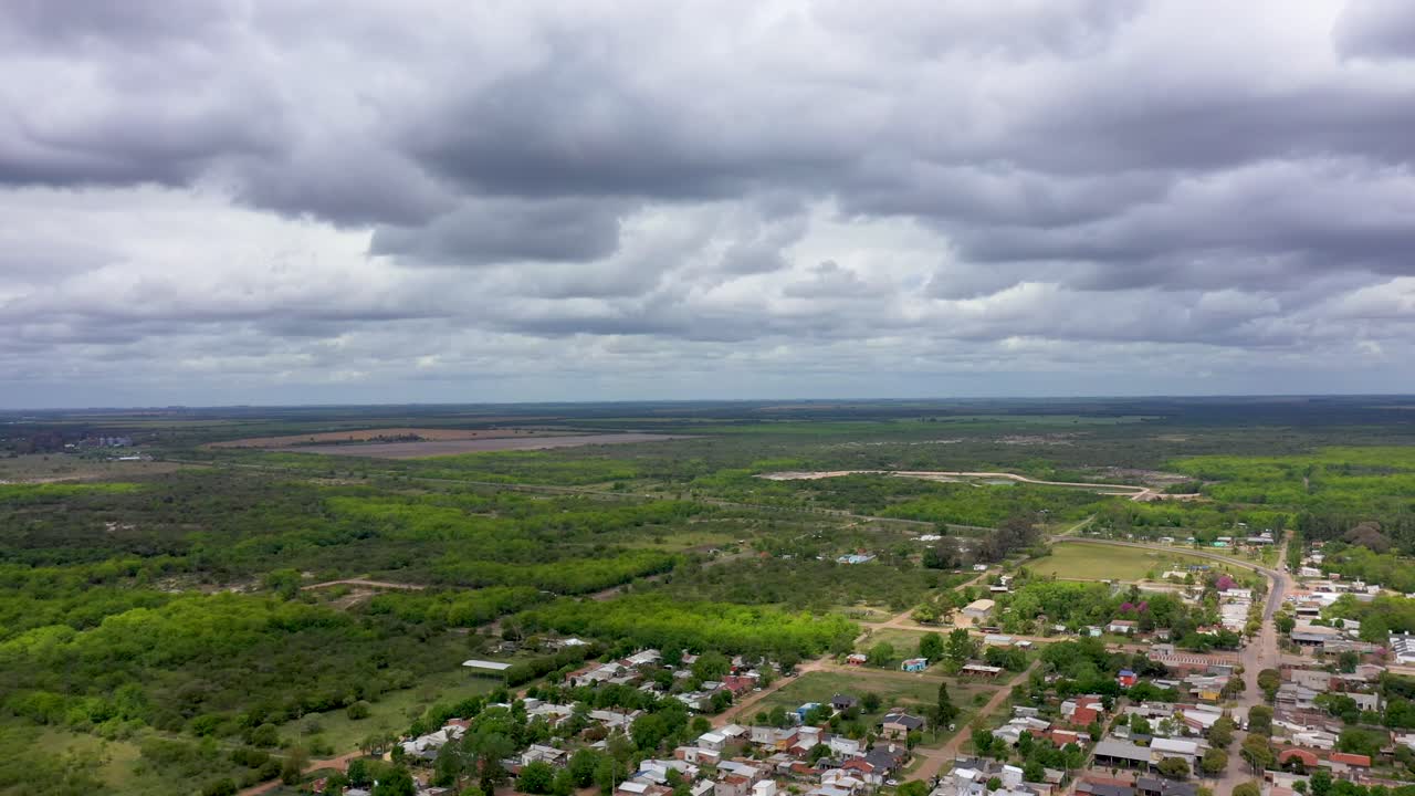 antena delantera de un pequeño pueblo y un paisaje verde en la argentina nublada