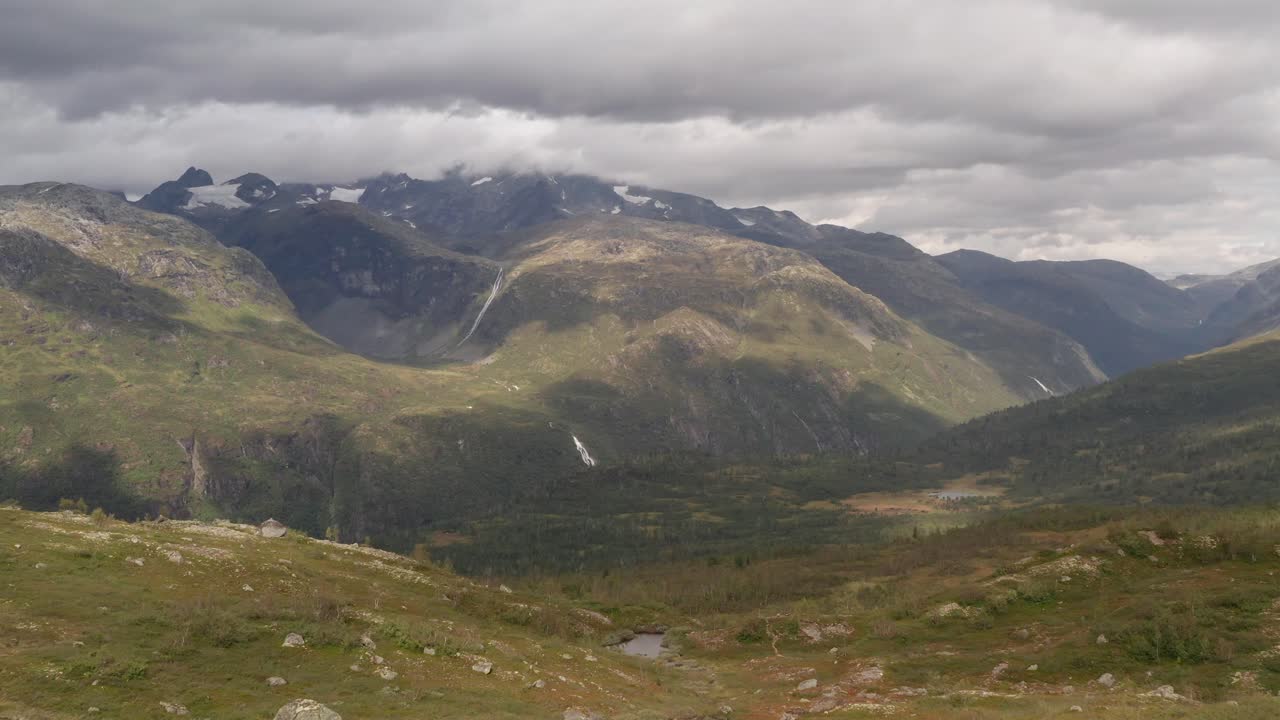 Droneopptak av Norges fjerntliggende steinete landskap med innsjøer, skoger og elver