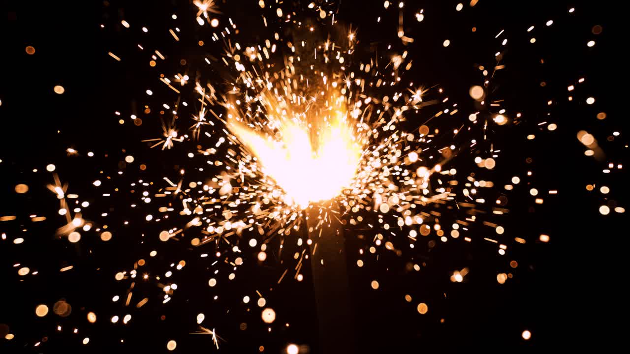 흑색 바탕에 있는 갈의 불꽃놀이가 느린 속도로 불타고 있습니다. 슈퍼 느린 속도의 카메라 1000fps로 촬영되었습니다.