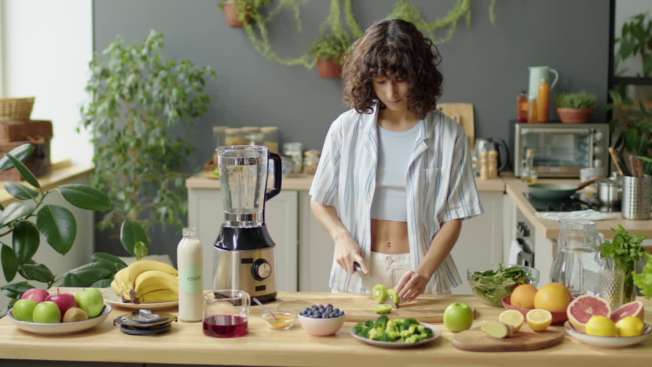 mujer cocinando comida saludable en la cocina