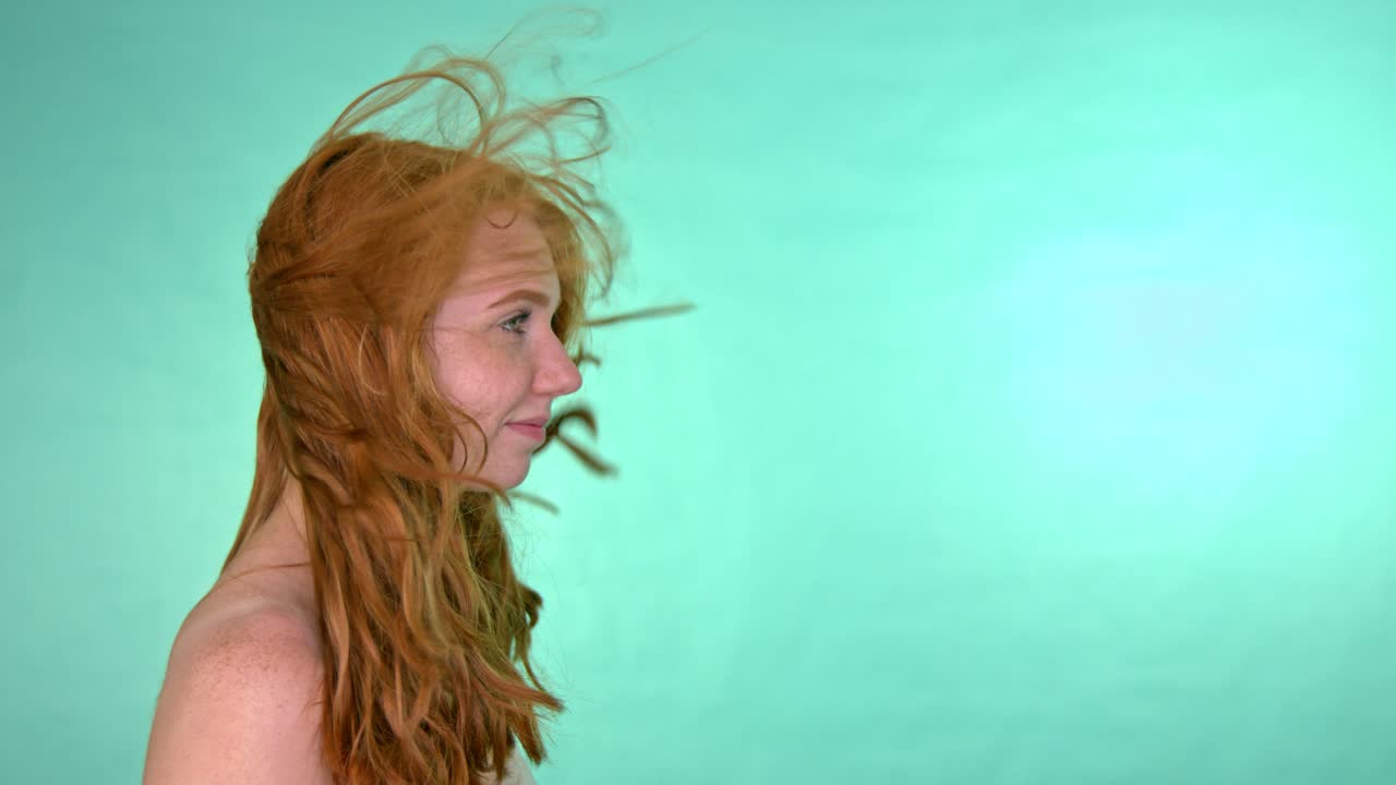 측면 보기에 빨간 머리 여자