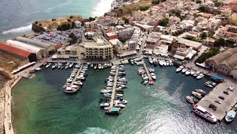 municipio de chania con hermoso muelle y vista del paisaje marino, desde el aire