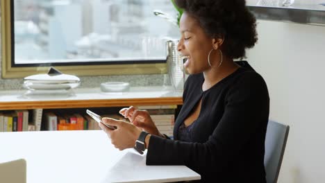 mujer usando una tableta digital en la mesa 4k