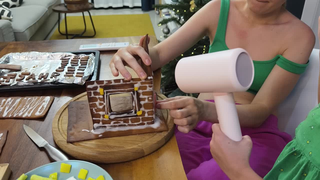 familia haciendo una casa de pan de jengibre