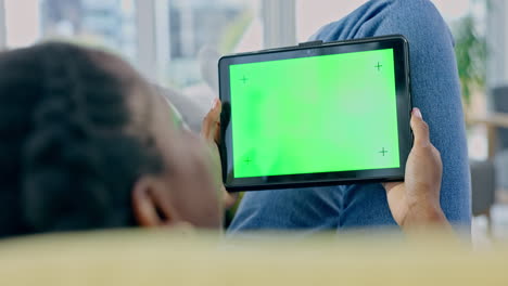 persona, tableta y maqueta verde en casa para ver