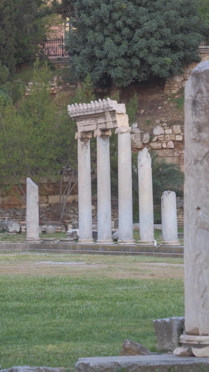 Ripresa panoramica verticale dell'antico Foro Romano, un punto di riferimento storico e sito archeologico ad Atene, Grecia