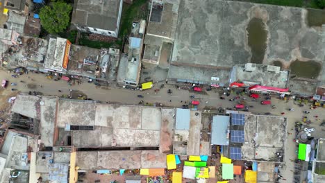 Carril-De-Mercado-Vista-Superior-Tiro-De-Dron-Pueblo-De-Tráfico-En-Movimiento