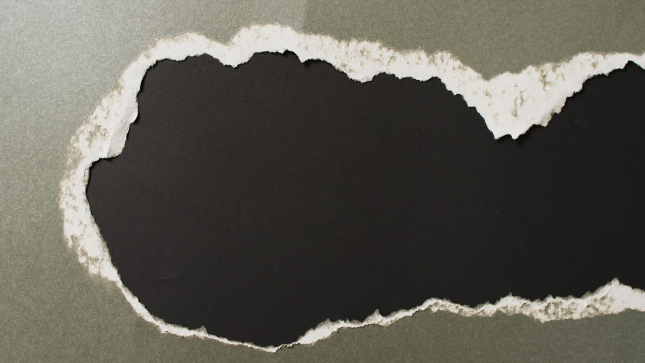 검은 바탕에  ⁇ 어진 녹색 종이 조각의 클로즈업 비디오