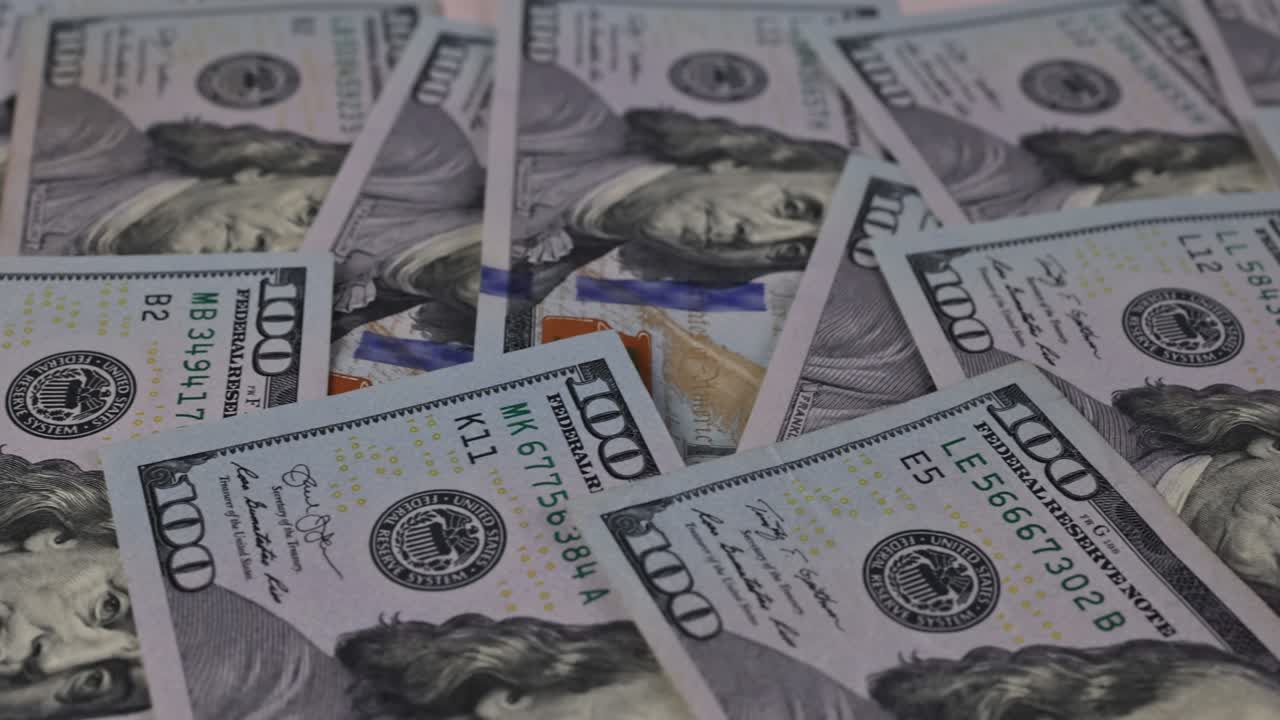 una pila de dinero en efectivo de cien dólares billete de dinero billete
