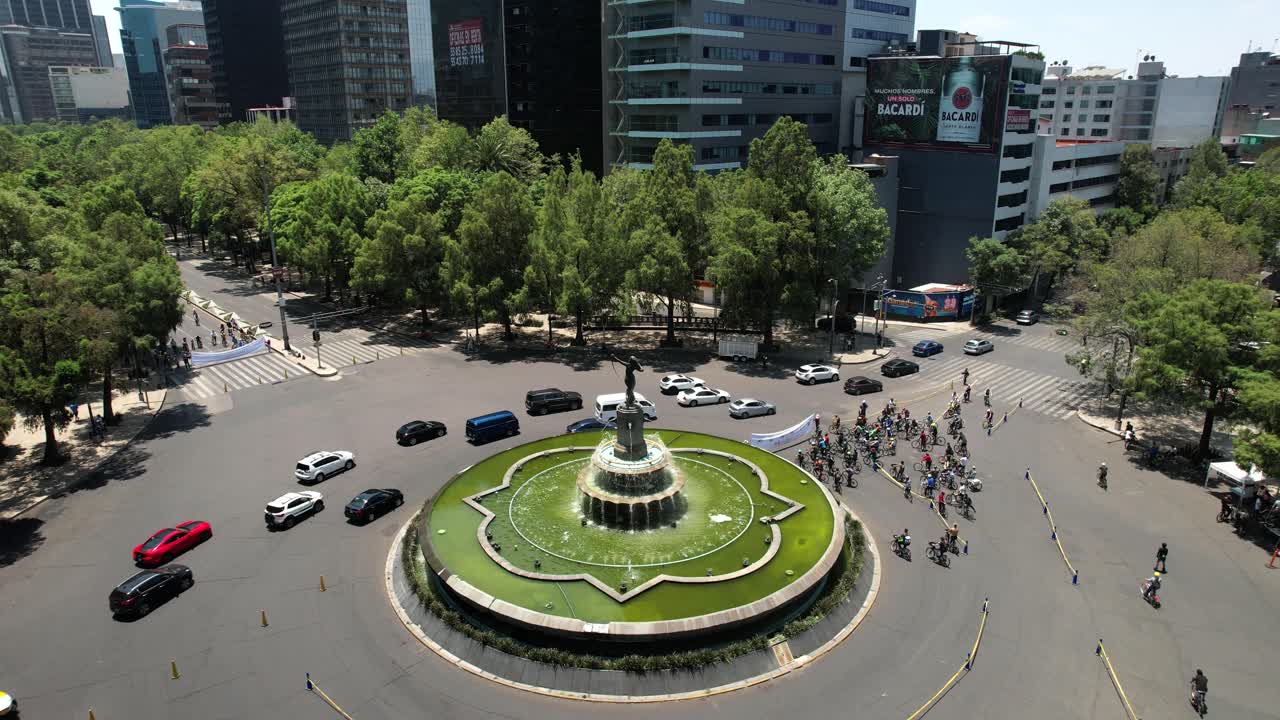 tomada orbital de un dron de ciclismo urbano en el paseo de la reforma en la ciudad de méxico
