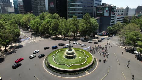 Toma-Orbital-Con-Drones-Del-Ciclismo-Urbano-En-El-Paseo-De-La-Reforma-En-La-Ciudad-De-México.