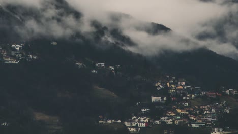 Pueblo-Alpino-Con-Timelapse-De-Nubes-De-Niebla-Baja