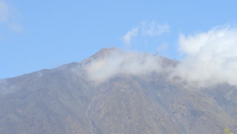 nubes que fluyen cerca y por encima del pico del volcán teide, lapso de tiempo