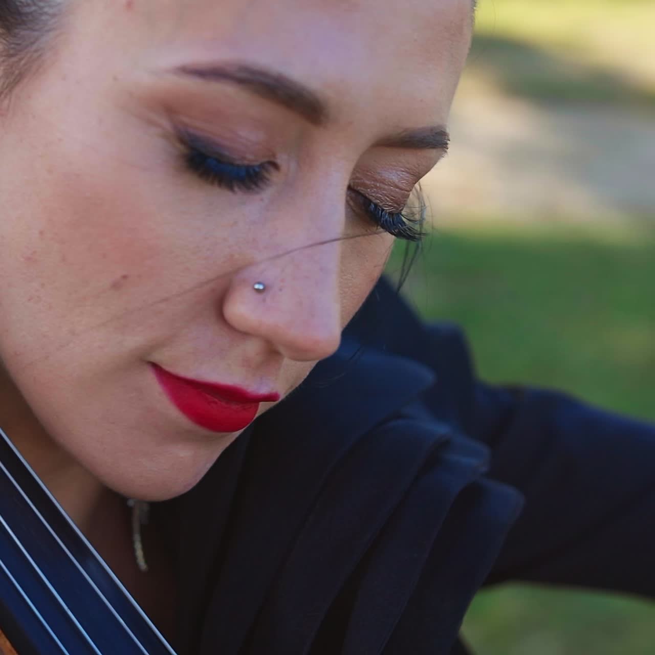 Spettacolo musicale con violoncello. Bella donna che suona immersa nella natura