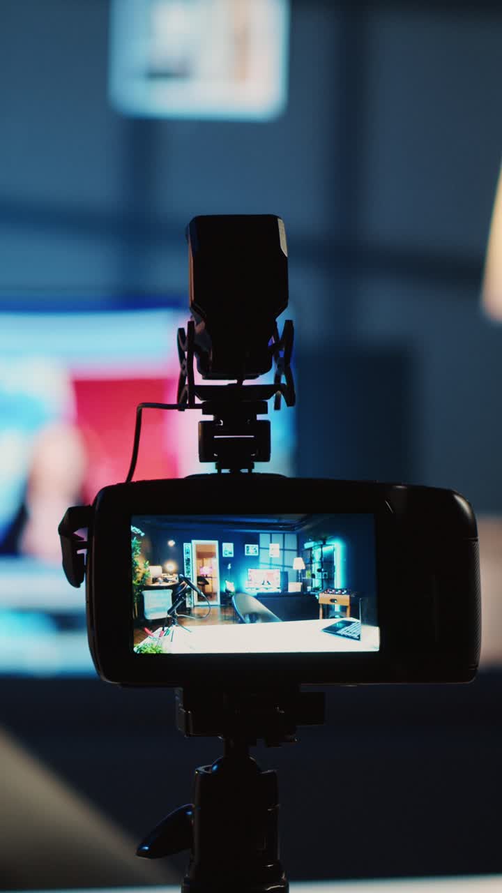 Vertikales Video: Kamera nimmt Filmmaterial in einem Heimstudio auf