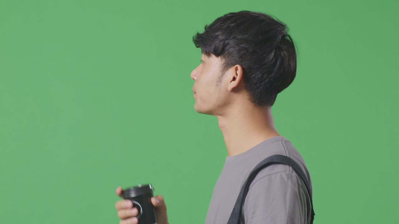 녹색 화면에 커피와 배을 가진 남자