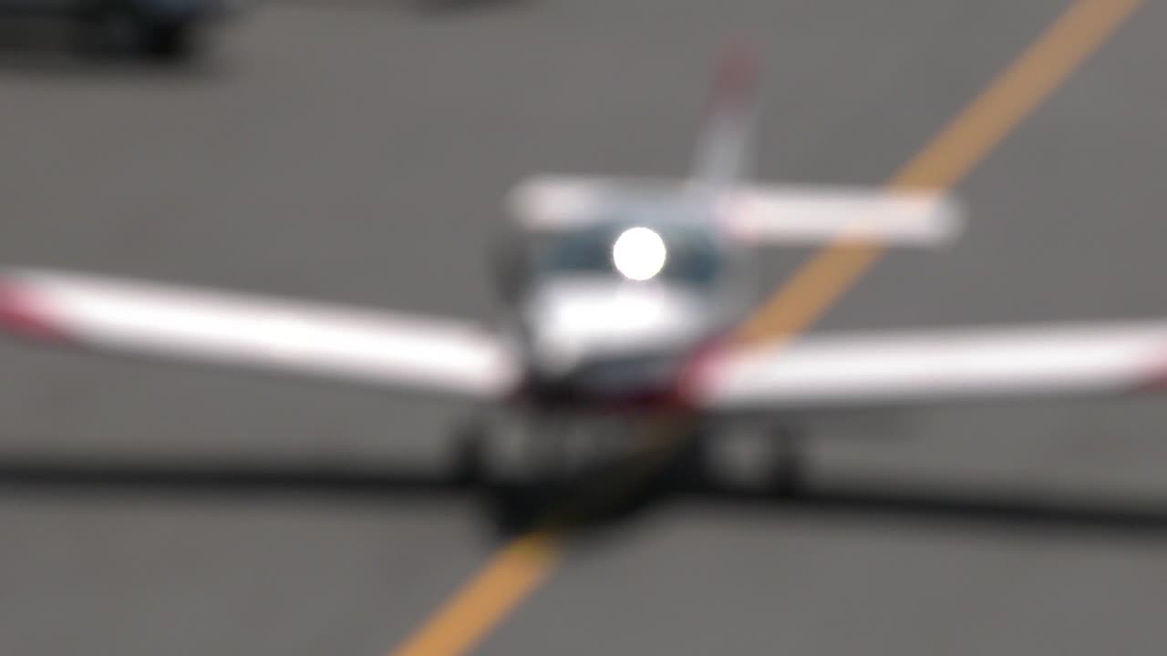 이륙을 위해 줄을 서 있는 소형 비행기