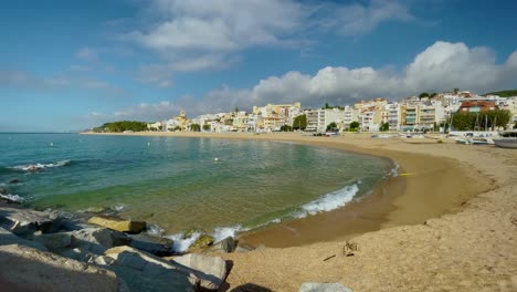 platja de les barques mar campo maresme barcelona costa mediterranea avion cerca azul turquesa agua transparente playa sin gente