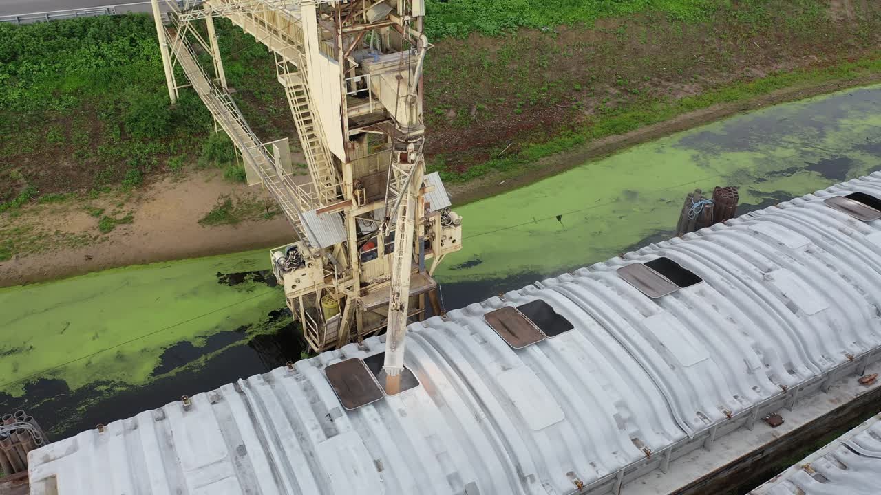 크레인 으로 운하 에 있는 배 에 짐 을 우는 것