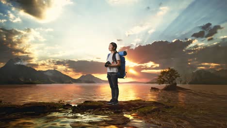 vista lateral completa del cuerpo de una excursionista asiática con mochila de montañismo sonriendo y sosteniendo una cámara en sus manos luego mirando a su alrededor en un lago