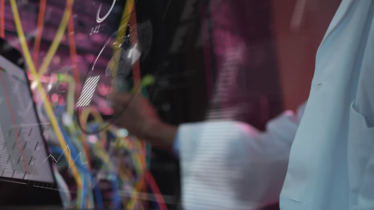 서버  ⁇ 에서 일하는 아프리카계 미국인 남자의 손을 통해 화면에서 데이터 처리의 애니메이션