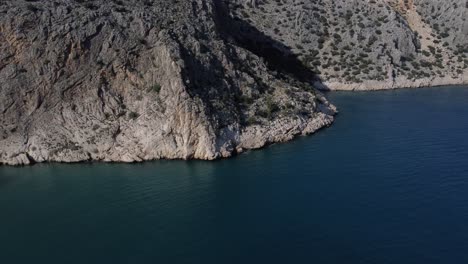 Drone-Vista-Desde-Los-Acantilados-Hacia-La-Orilla